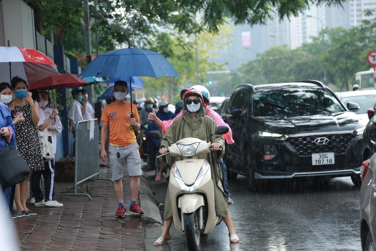 Học sinh Hà Nội hoàn thành ngày thi vào lớp 10 đầu tiên: 'Đề thi vừa sức với hầu hết các bạn' Ảnh 14