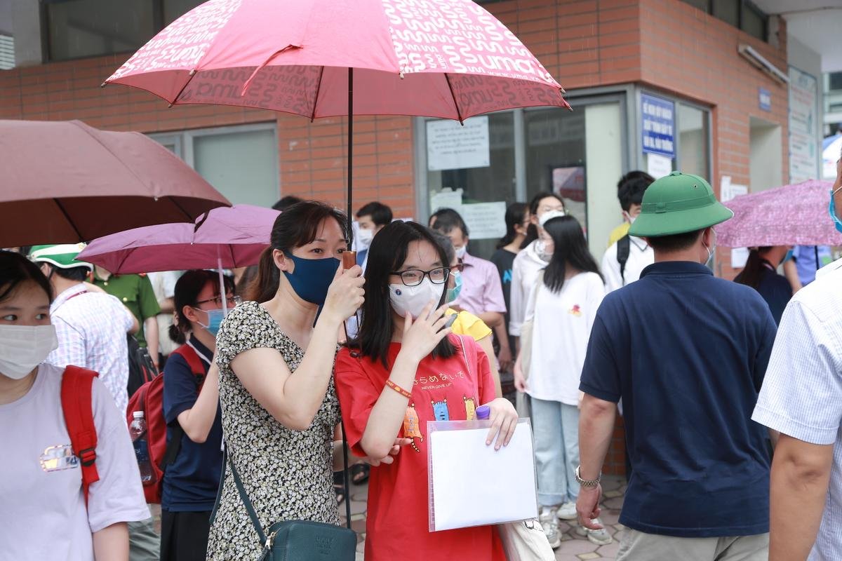 Học sinh Hà Nội hoàn thành ngày thi vào lớp 10 đầu tiên: 'Đề thi vừa sức với hầu hết các bạn' Ảnh 10