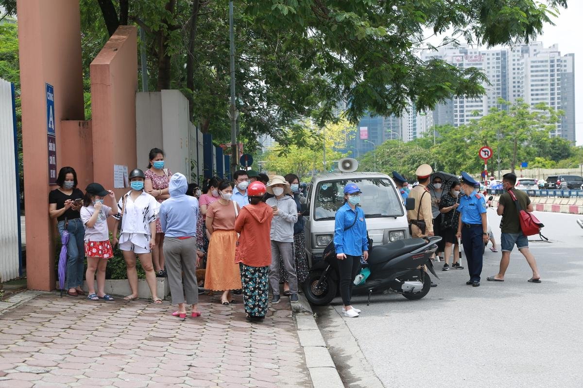 Học sinh Hà Nội hoàn thành ngày thi vào lớp 10 đầu tiên: 'Đề thi vừa sức với hầu hết các bạn' Ảnh 1