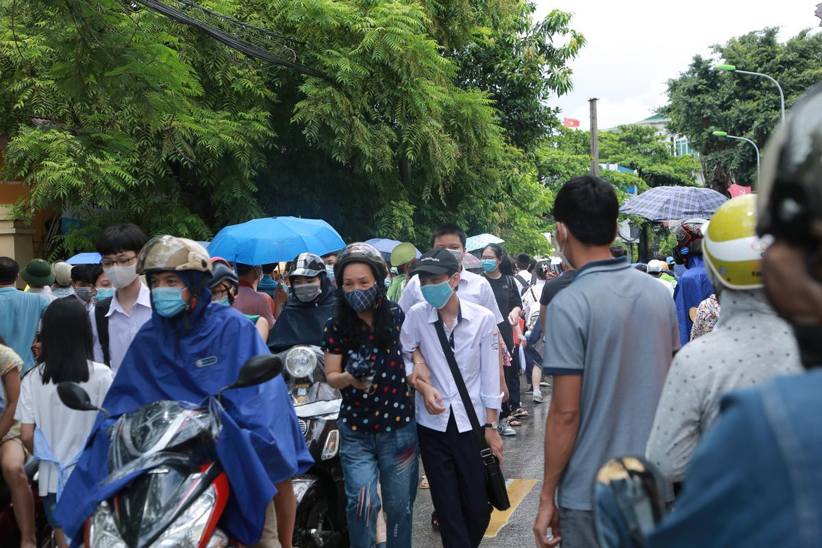 Ngày cuối kỳ thi vào lớp 10, phụ huynh đội mưa chờ con, thí sinh tự tin 'không môn nào dưới 8,5 điểm' Ảnh 16