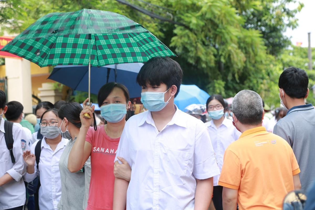 Ngày cuối kỳ thi vào lớp 10, phụ huynh đội mưa chờ con, thí sinh tự tin 'không môn nào dưới 8,5 điểm' Ảnh 13