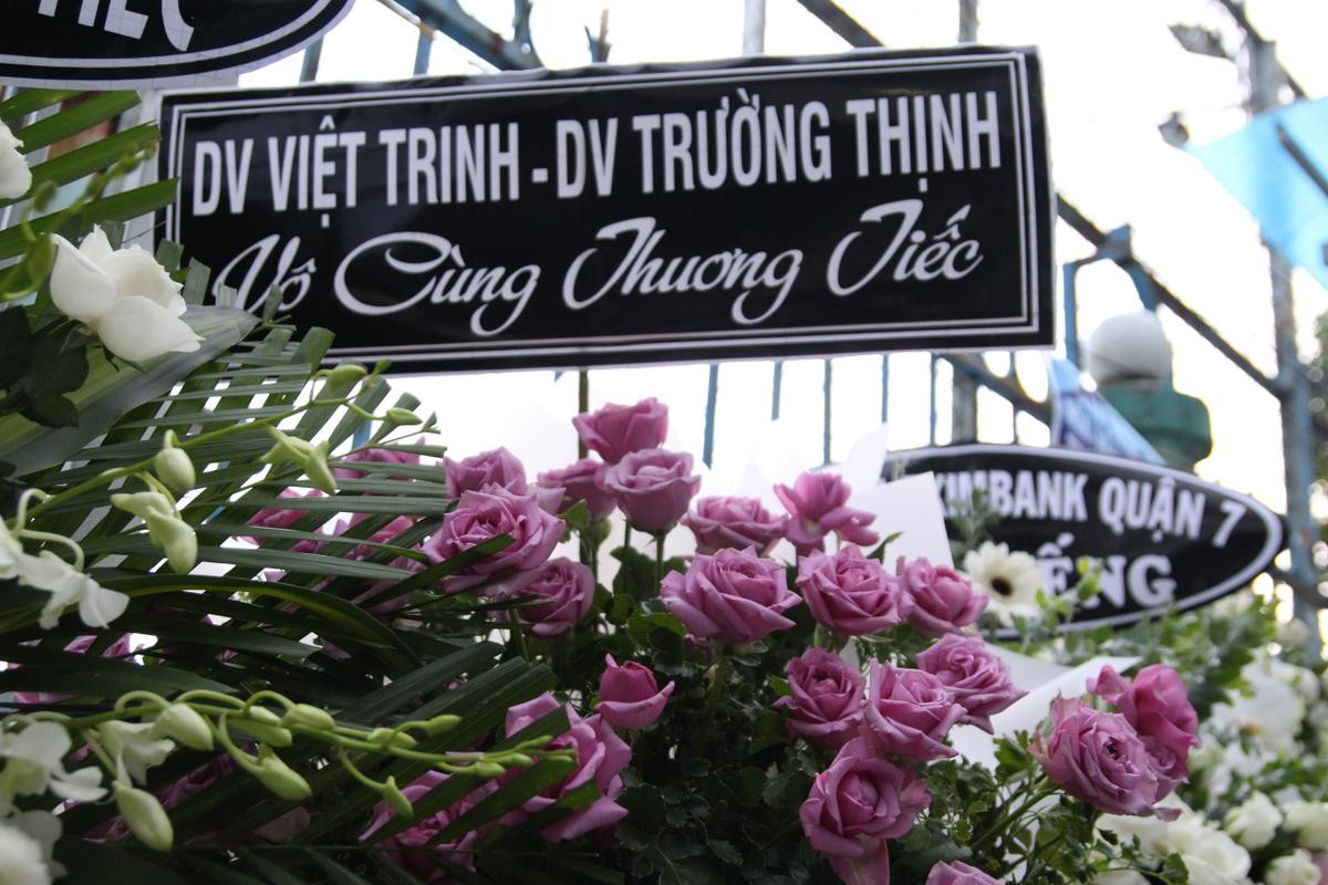 Viếng cố đạo diễn Lê Cung Bắc, nghệ sĩ Thương Tín: 'Tôi nghĩ mình sẽ đi trước anh ấy cơ chứ!' Ảnh 2