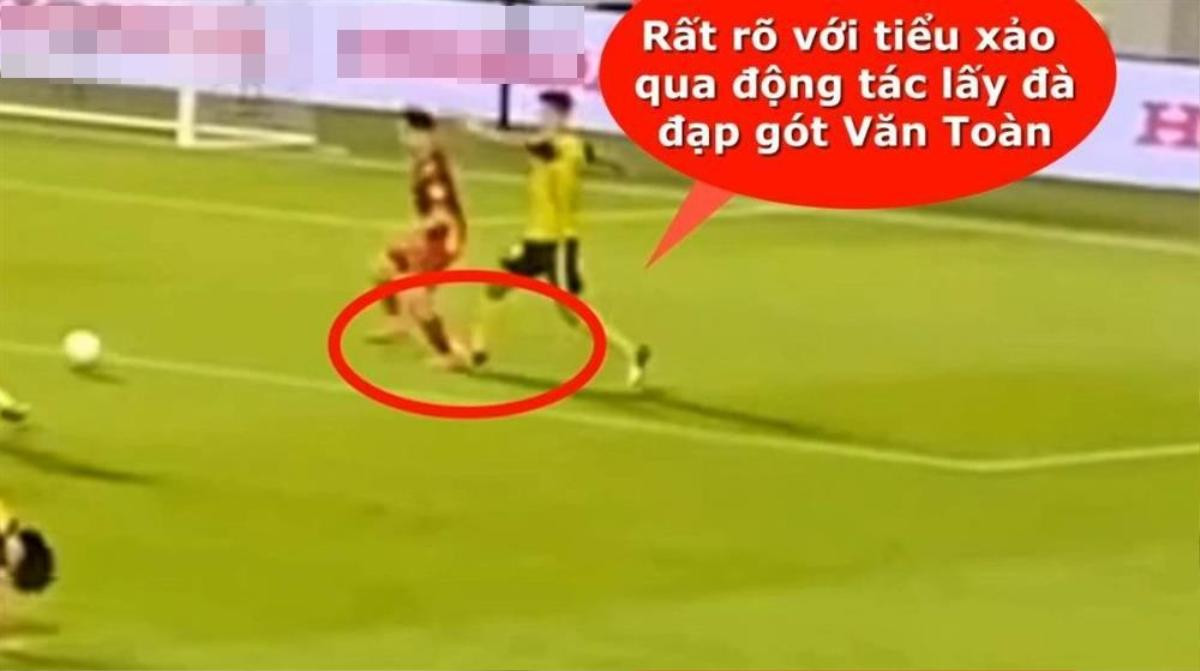 Văn Toàn xứng danh 'ông tổ thời cơ', bán áo in cú ngã penalty, cháy hàng trong 1 nốt nhạc Ảnh 1