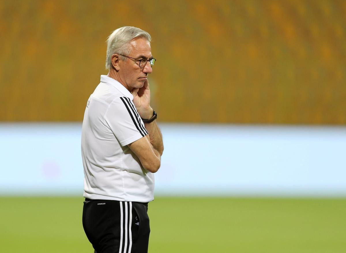 HLV Bert van Marwijk cảnh báo cầu thủ UAE Ảnh 1