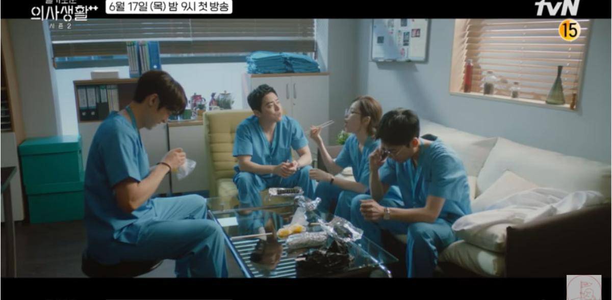 'Hospital Playlist': Jo Jung Suk tỏ tình, Jung Kyung Ho bị trả nhẫn, Yoo Yeon Seok yêu Chúa hơn Ảnh 12