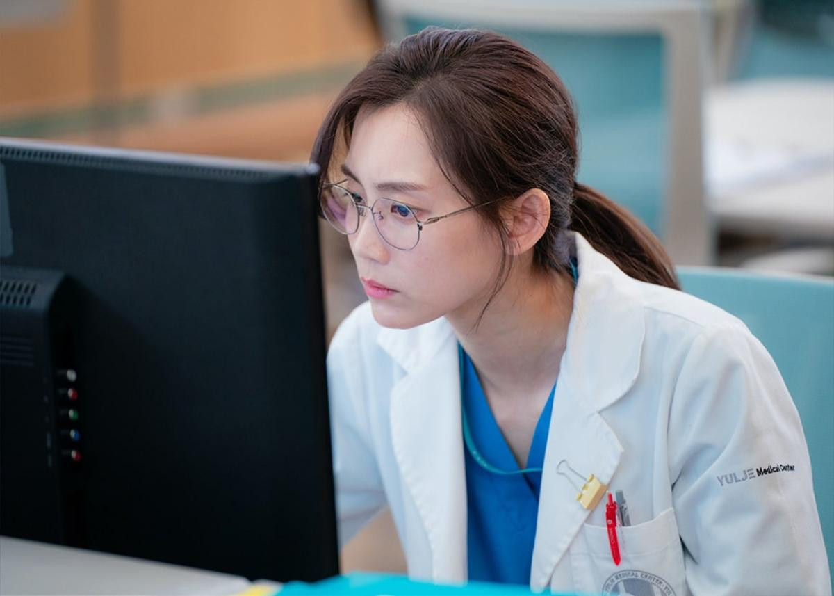 'Hospital Playlist': Jo Jung Suk tỏ tình, Jung Kyung Ho bị trả nhẫn, Yoo Yeon Seok yêu Chúa hơn Ảnh 7