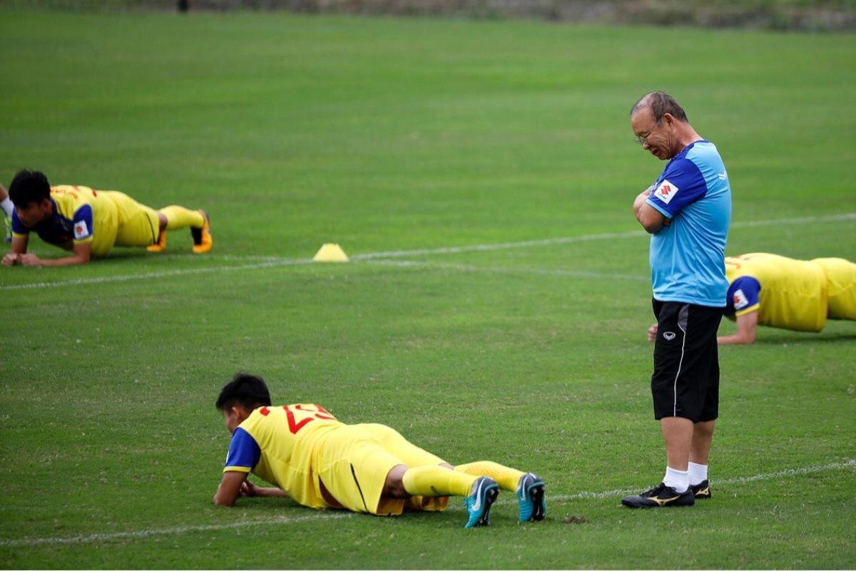 Vắng HLV Park Hang Seo, Việt Nam dùng quân HAGL hay Hà Nội FC trị UAE? Ảnh 1