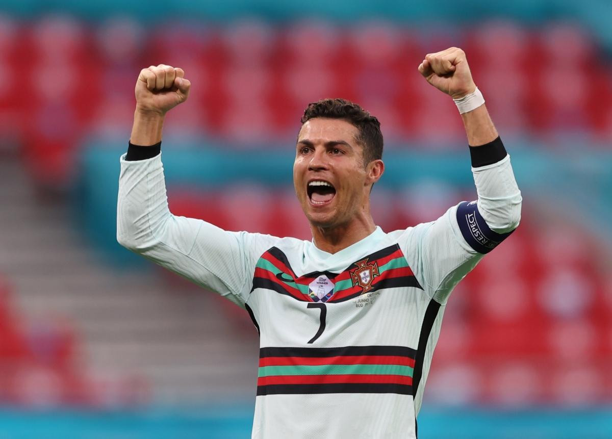 Ronaldo ghi hai bàn, lập kỷ lục vô tiền khoáng hậu ở EURO Ảnh 1