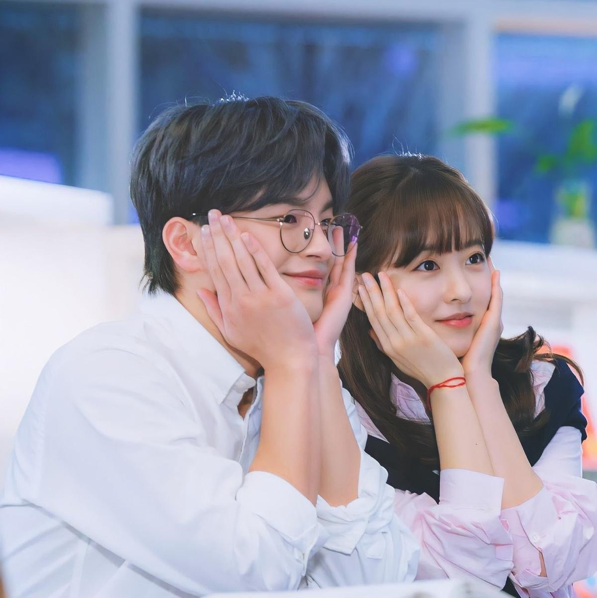 Ảnh hậu trường cực đáng yêu của Seo In Guk - Park Bo Young trong 'Một ngày nọ kẻ hủy diệt gõ cửa nhà tôi' Ảnh 2