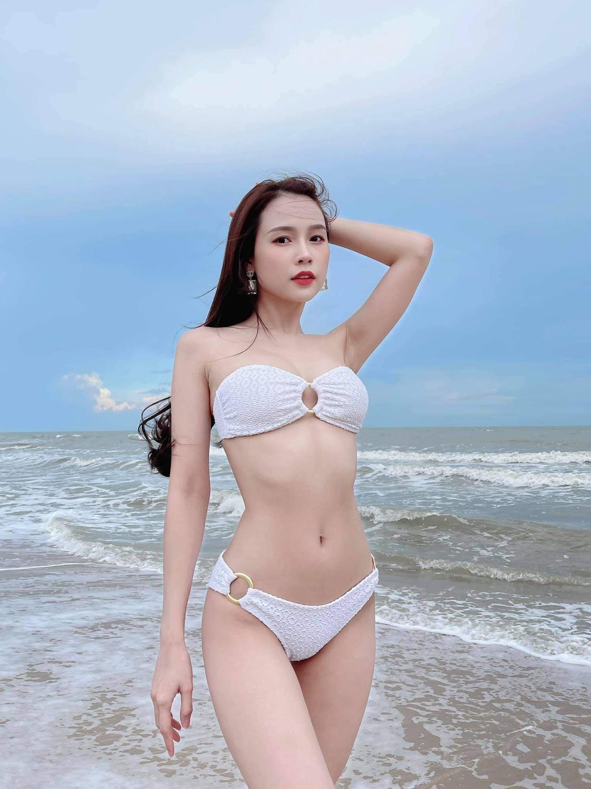 Mỗi lần thả dáng cùng bikini, Sam lại khiến fan chao đảo Ảnh 1