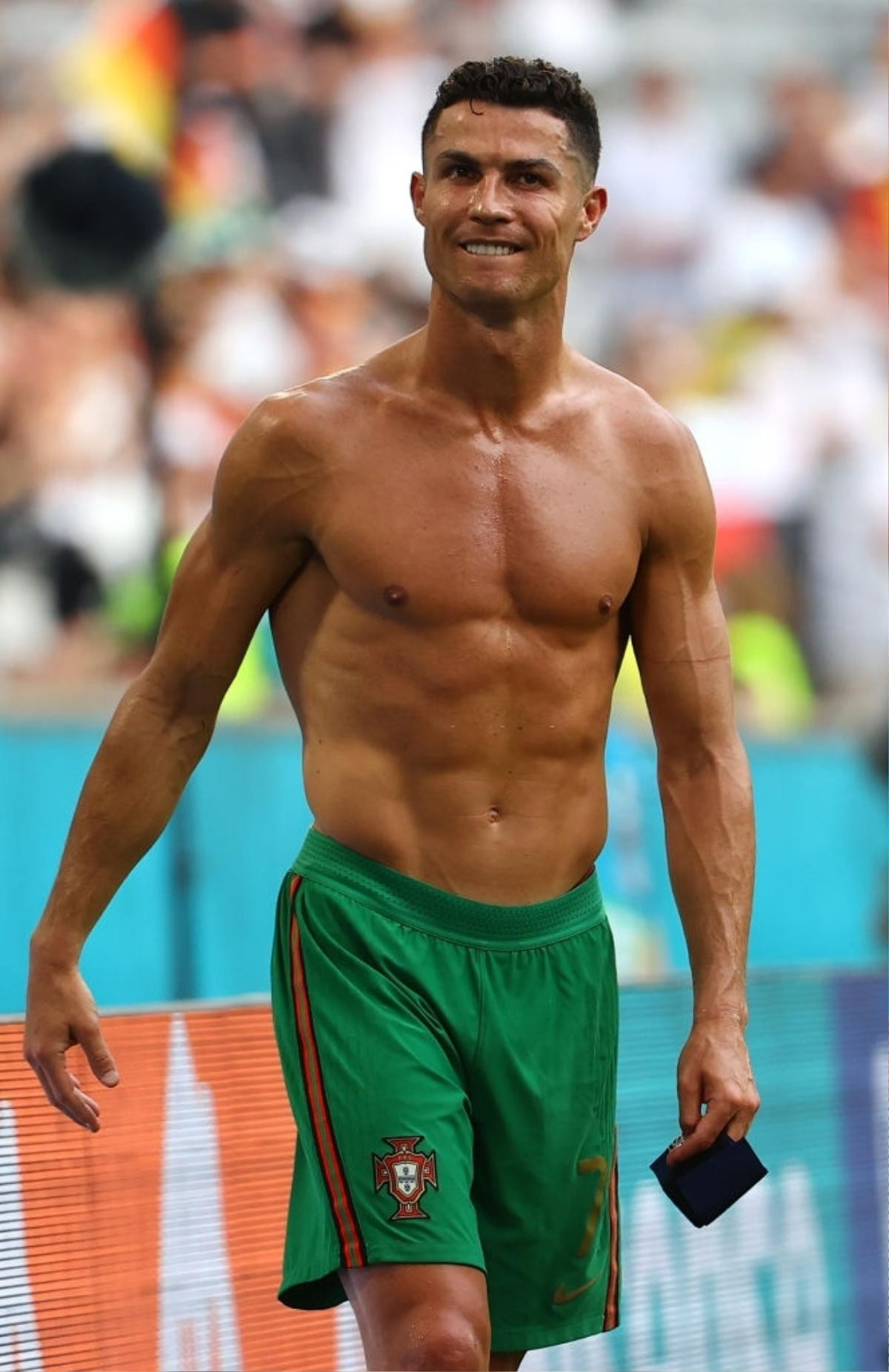 Ronaldo cởi trần khoe body 6 múi khiến fan mê mẩn Ảnh 4