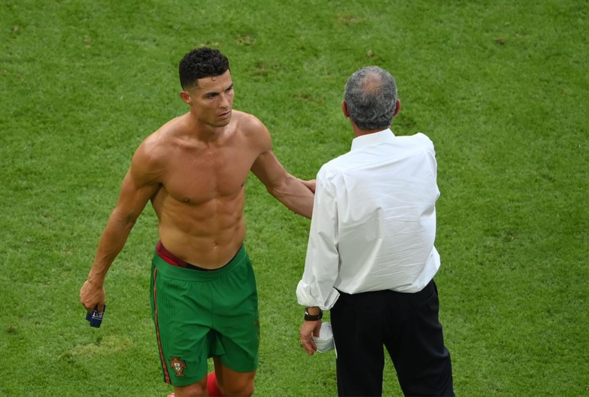 Ronaldo cởi trần khoe body 6 múi khiến fan mê mẩn Ảnh 6