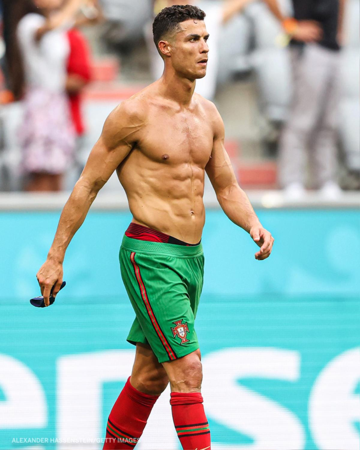 Ronaldo cởi trần khoe body 6 múi khiến fan mê mẩn Ảnh 3