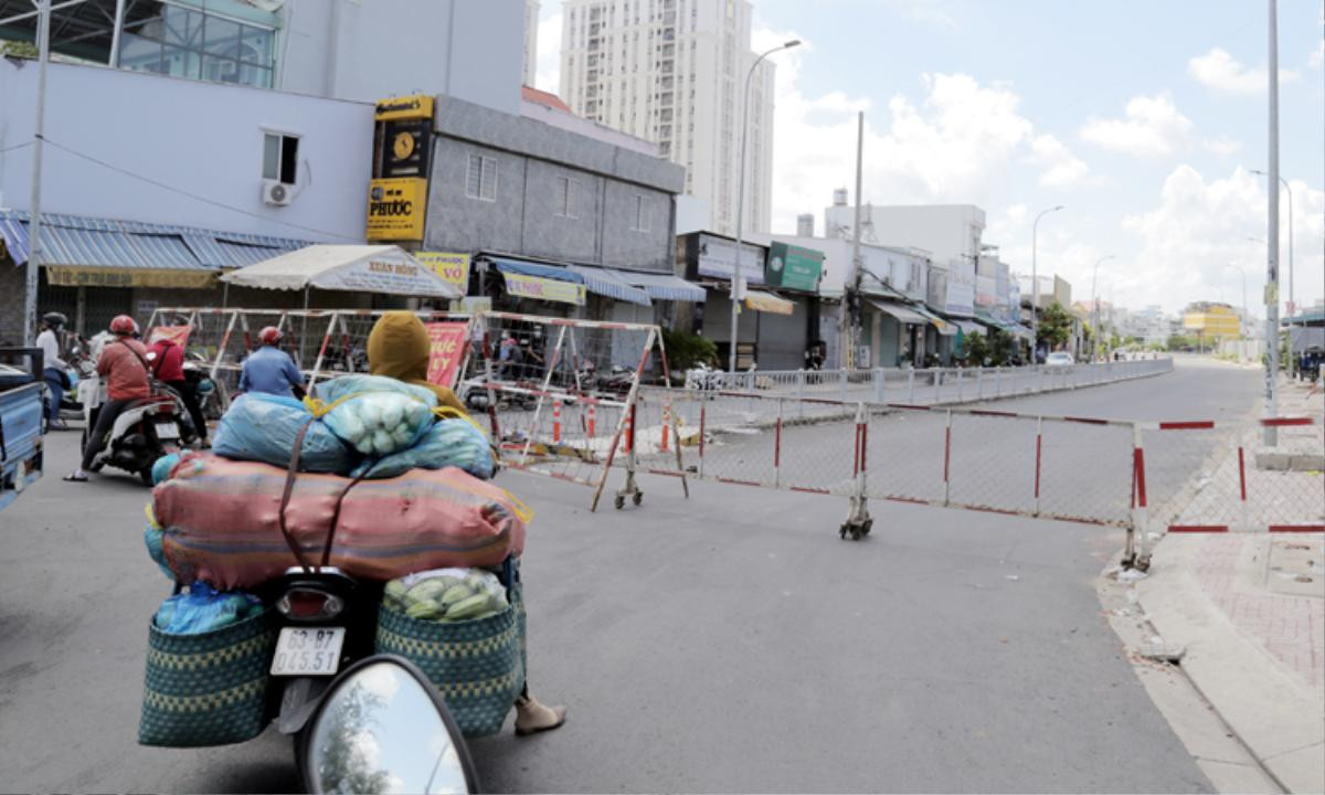 Ngày đầu phong tỏa 3 khu vực ở quận Bình Tân: Nhiều chốt chặn kiểm soát dịch, đường phố vắng vẻ Ảnh 3