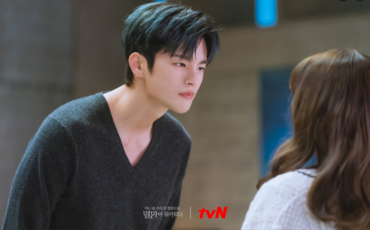 'Doom at Your Service' tập 13: Chiếc hôn ngọt ngào của Seo In Guk đã đánh thức ký ức của Park Bo Young Ảnh 2