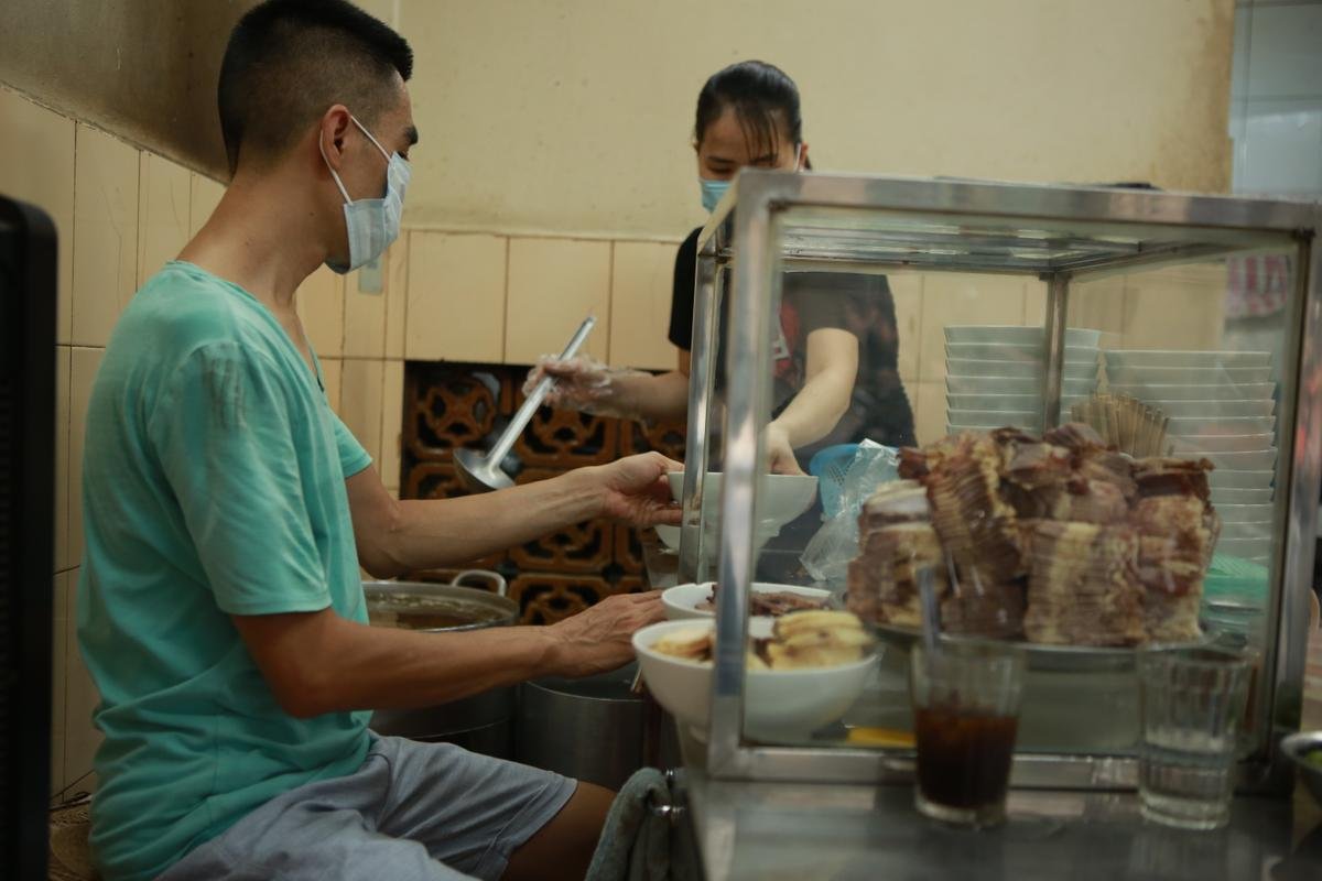 Hàng quán Hà Nội ngày đầu mở cửa: Quán phở chuẩn bị trong đêm, khách hàng đến từ sáng sớm Ảnh 1