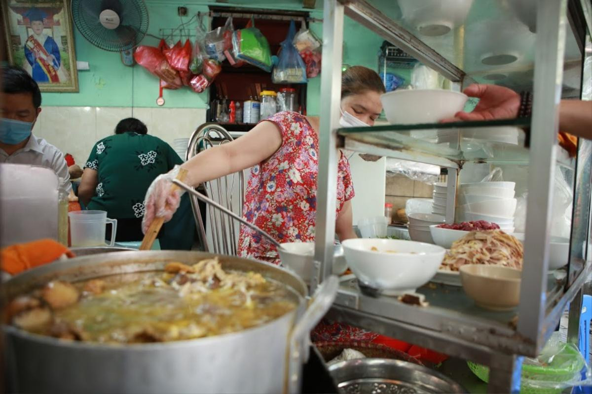 Người Hà Nội hào hứng 'kéo nhau' đi ăn phở trong ngày đầu hàng quán hoạt động trở lại Ảnh 3