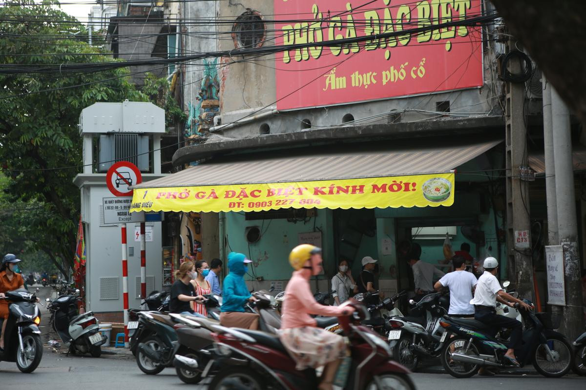 Hàng quán Hà Nội ngày đầu mở cửa: Quán phở chuẩn bị trong đêm, khách hàng đến từ sáng sớm Ảnh 2