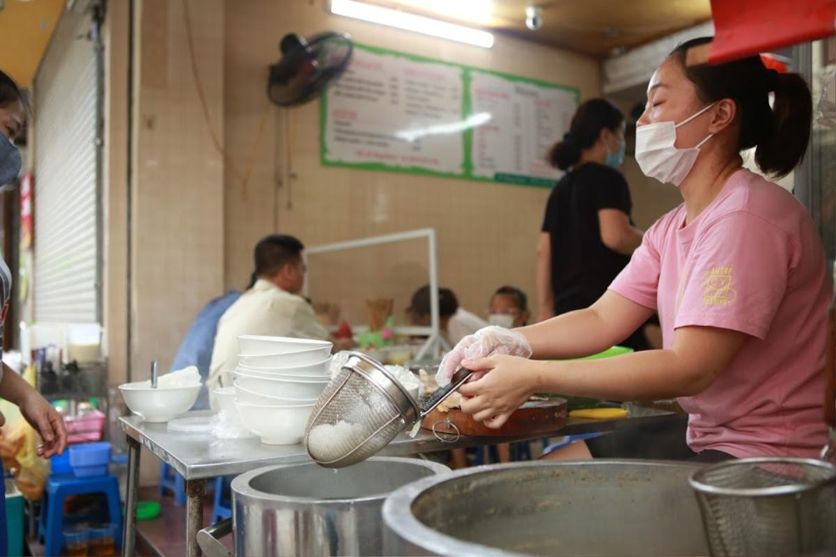 Người Hà Nội hào hứng 'kéo nhau' đi ăn phở trong ngày đầu hàng quán hoạt động trở lại Ảnh 5