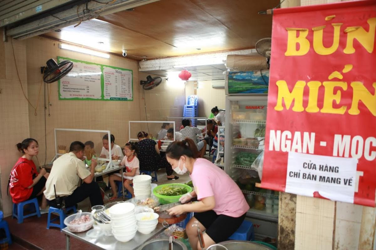 Người Hà Nội hào hứng 'kéo nhau' đi ăn phở trong ngày đầu hàng quán hoạt động trở lại Ảnh 8