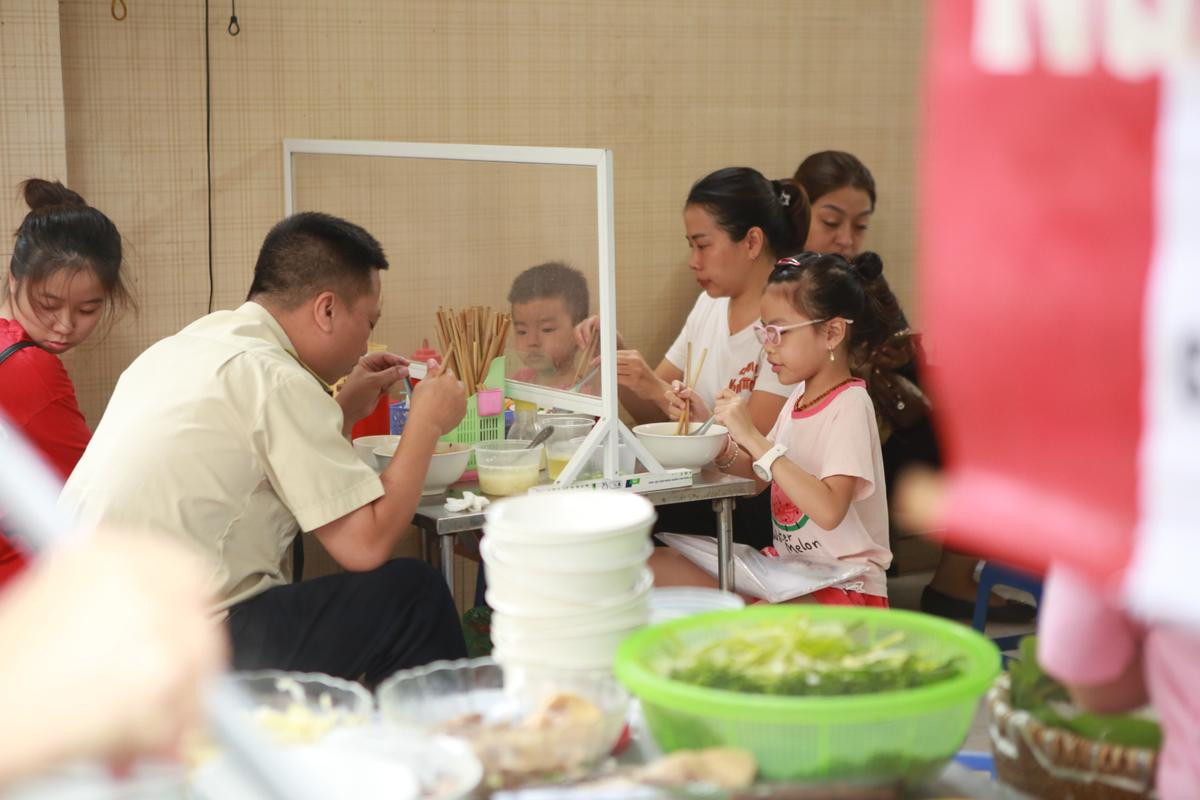 Hàng quán Hà Nội ngày đầu mở cửa: Quán phở chuẩn bị trong đêm, khách hàng đến từ sáng sớm Ảnh 3