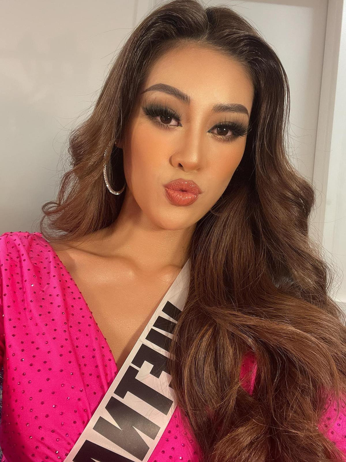 Hé lộ bộ ảnh được Khánh Vân giấu kín tại Miss Universe 2020: 'Nhớ lắm kỉ niệm 2 chị em uốn tóc cho nhau' Ảnh 1