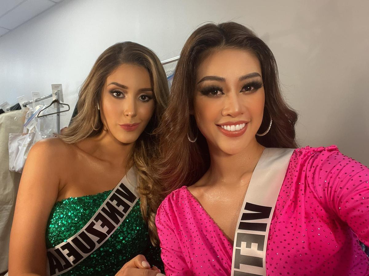 Hé lộ bộ ảnh được Khánh Vân giấu kín tại Miss Universe 2020: 'Nhớ lắm kỉ niệm 2 chị em uốn tóc cho nhau' Ảnh 3