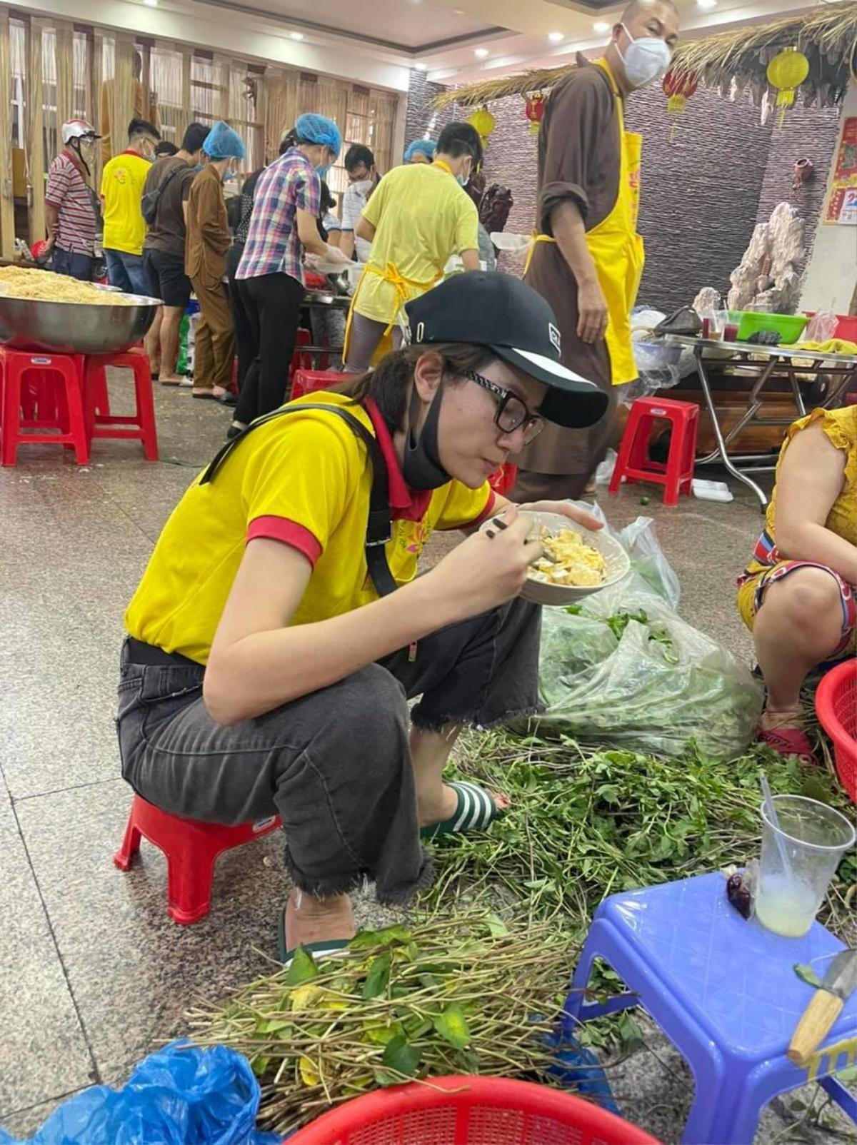 Mặc thị phi bủa vây, Trang Trần vẫn ngày ngày đi làm thiện nguyện Ảnh 2