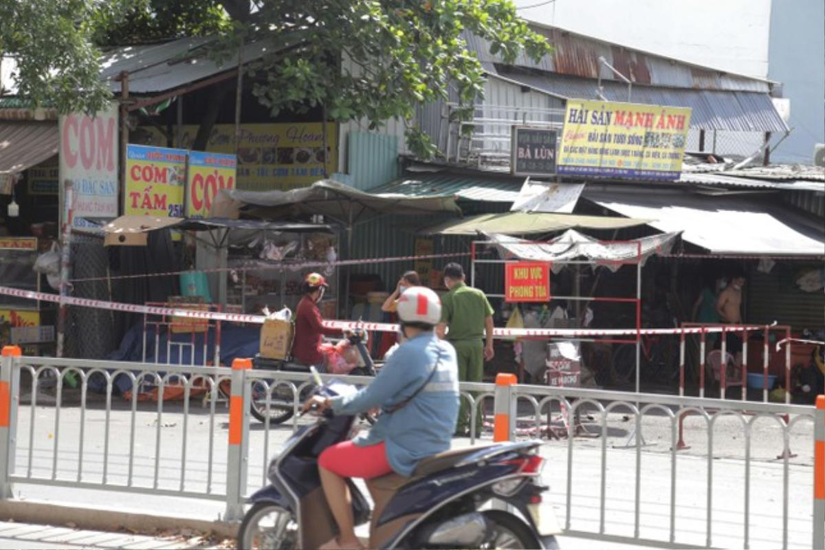 TP.HCM: Phong tỏa chợ Sơn Kỳ ở quận Tân Phú, lấy mẫu xét nghiệm Covid- 19 cho người dân và tiểu thương Ảnh 2