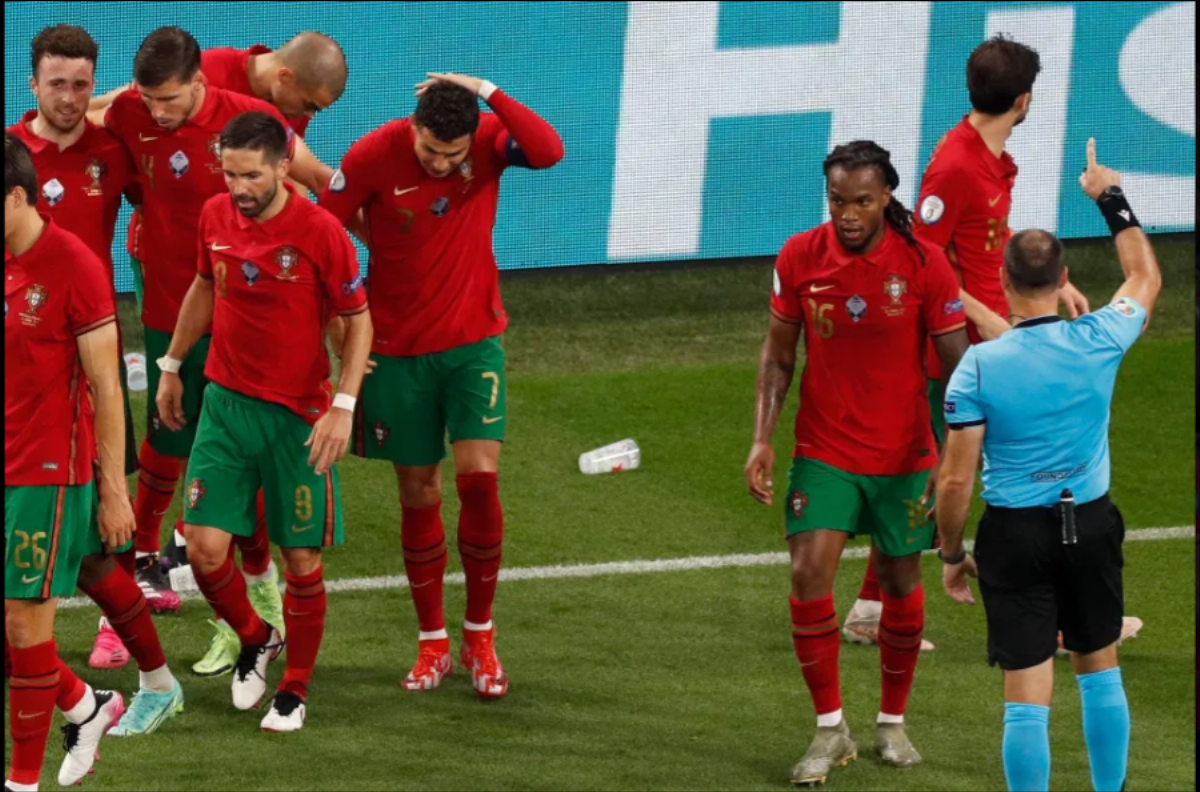 Fan quá khích ném cốc vào người Ronaldo Ảnh 2