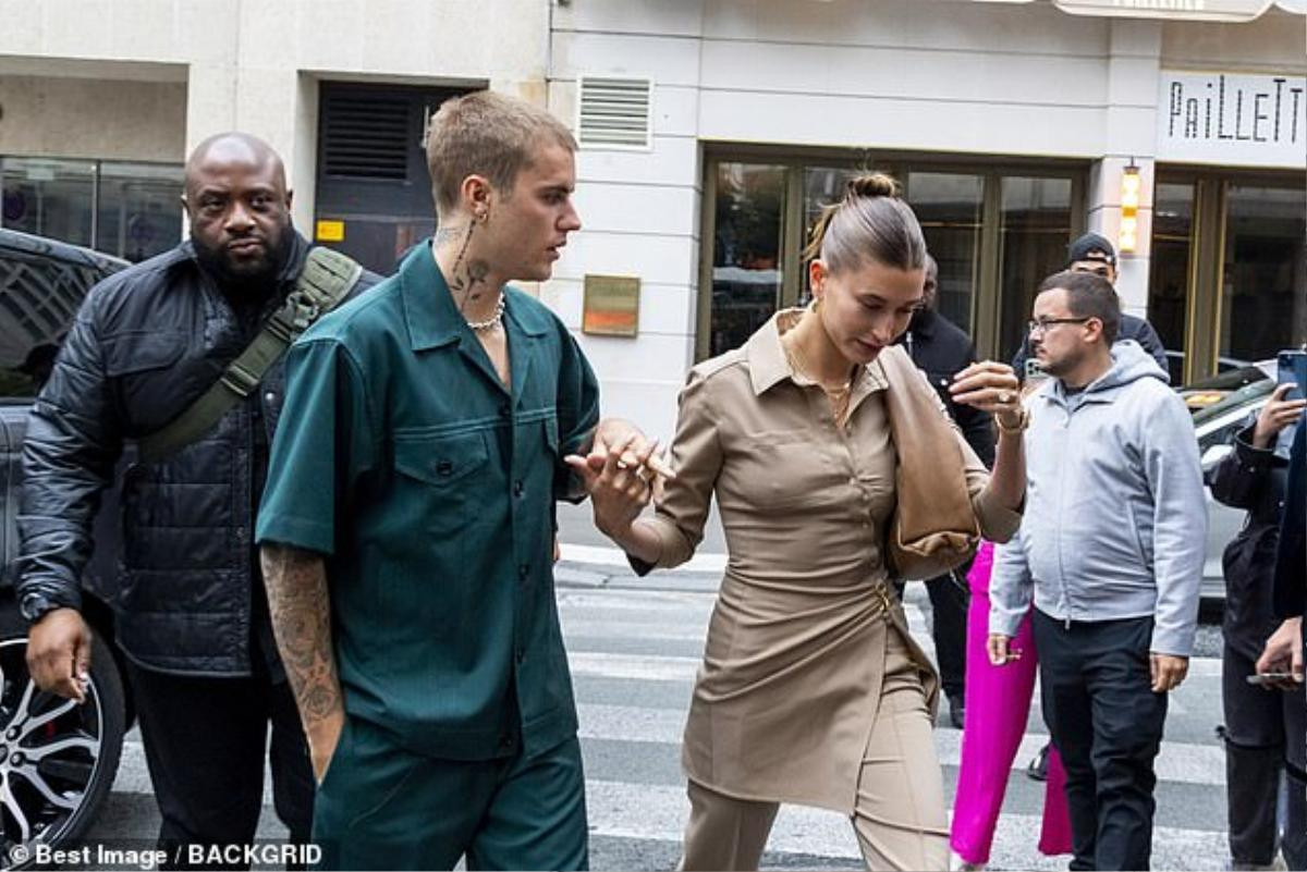 Sau khi bị la ó vì mặc phản cảm gặp tổng thống Pháp, Hailey Bieber diện đồ kín đáo nhưng vẫn lộ hàng Ảnh 2