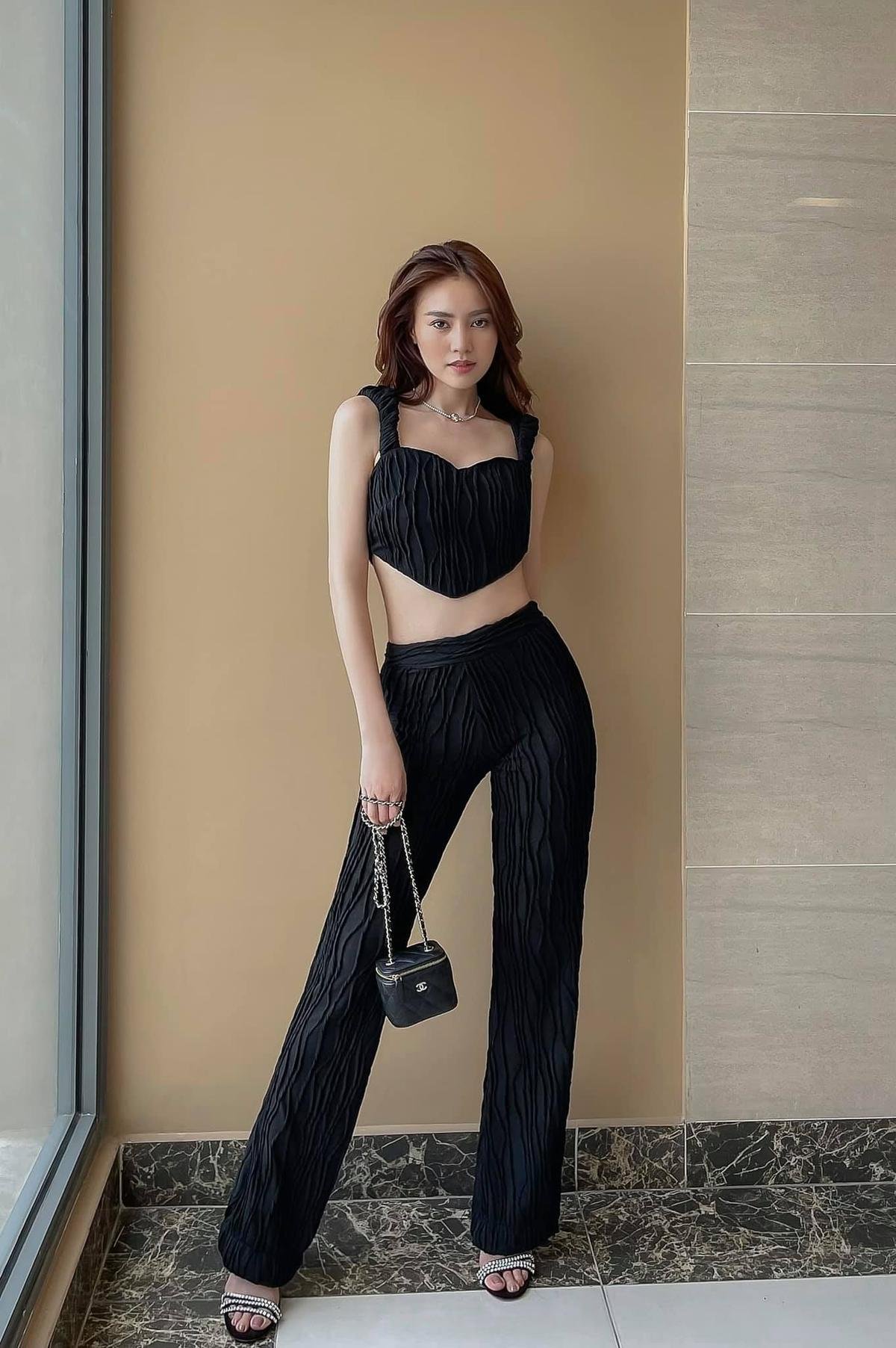 Ninh Dương Lan Ngọc sang chảnh trong set đồ all black khoe eo thon tôn chân dài miên man Ảnh 1