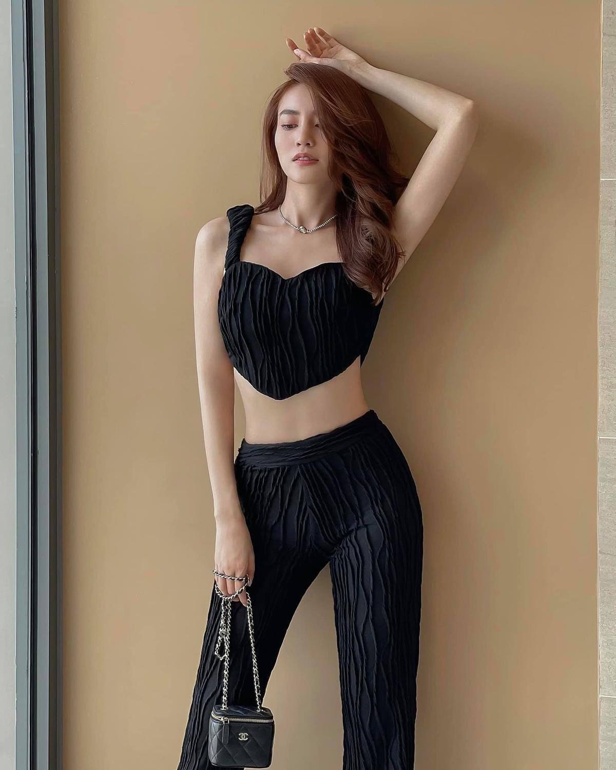 Ninh Dương Lan Ngọc sang chảnh trong set đồ all black khoe eo thon tôn chân dài miên man Ảnh 2