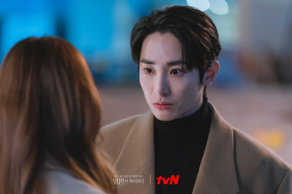 Những câu thoại của nam phụ Lee Soo Hyuk trong 'Doom at Your Service' khiến trái tim fan nữ 'tan chảy' Ảnh 12