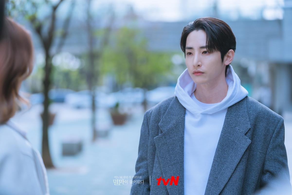 Những câu thoại của nam phụ Lee Soo Hyuk trong 'Doom at Your Service' khiến trái tim fan nữ 'tan chảy' Ảnh 2