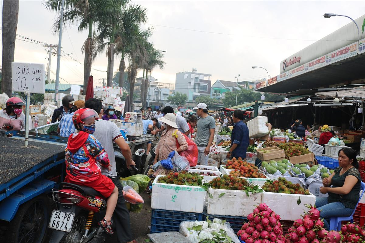 TP. HCM: Tạm dừng hoạt động tại chợ đầu mối Hóc Môn để phòng, chống dịch Covid-19 Ảnh 1