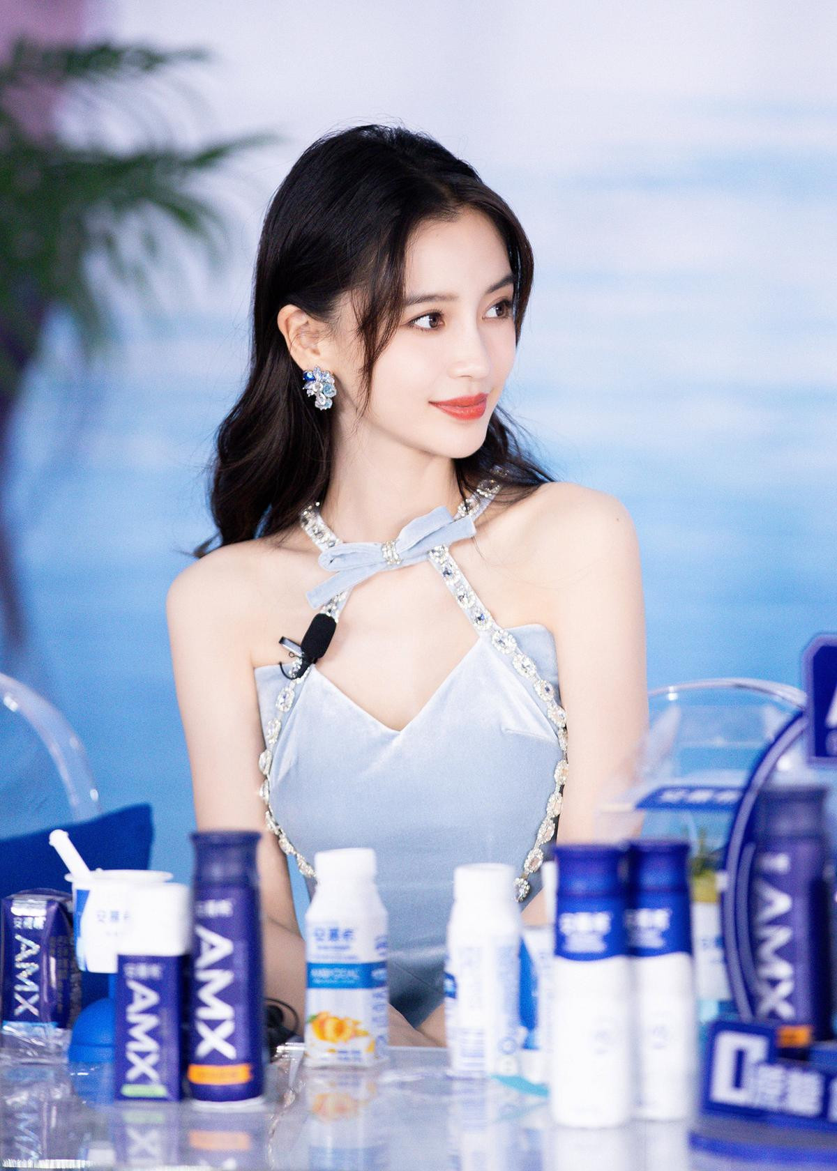 Mặc rất đơn giản nhưng Angelababy chỉ cần tô son đỏ thôi là đã đẹp bất chấp cả thiên hạ rồi! Ảnh 7