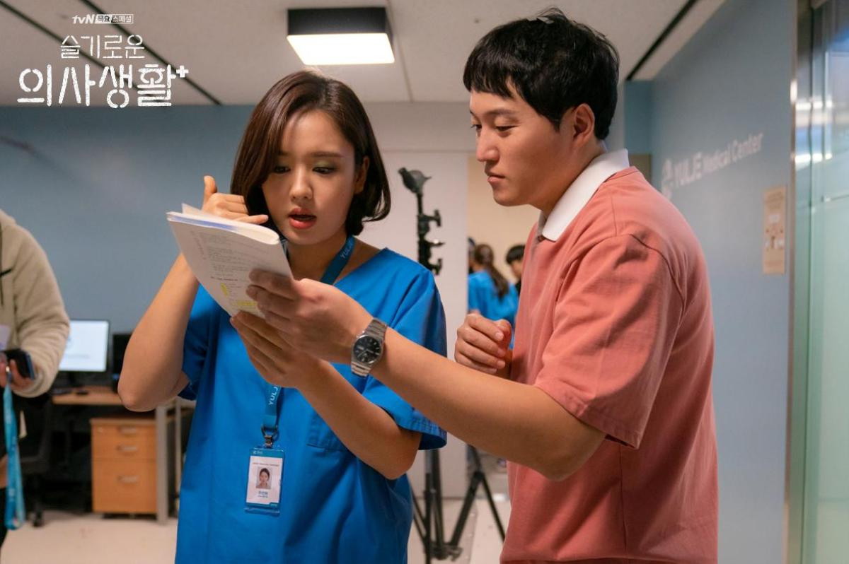 'Hospital Playlist': Mừng sinh nhật chú gấu Kim Dae Myung ngay trong cảnh quay đầu tiên của mùa 2 Ảnh 8