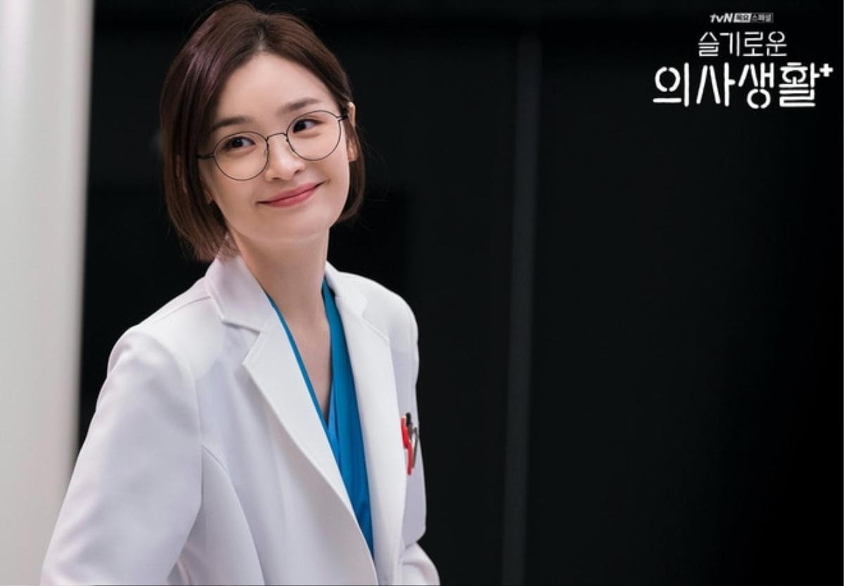 10 sự thật 'ngã ngửa' về Jeon Mi Do của Hospital Playlist - Hoa nở tuy muộn nhưng rất thơm Ảnh 5