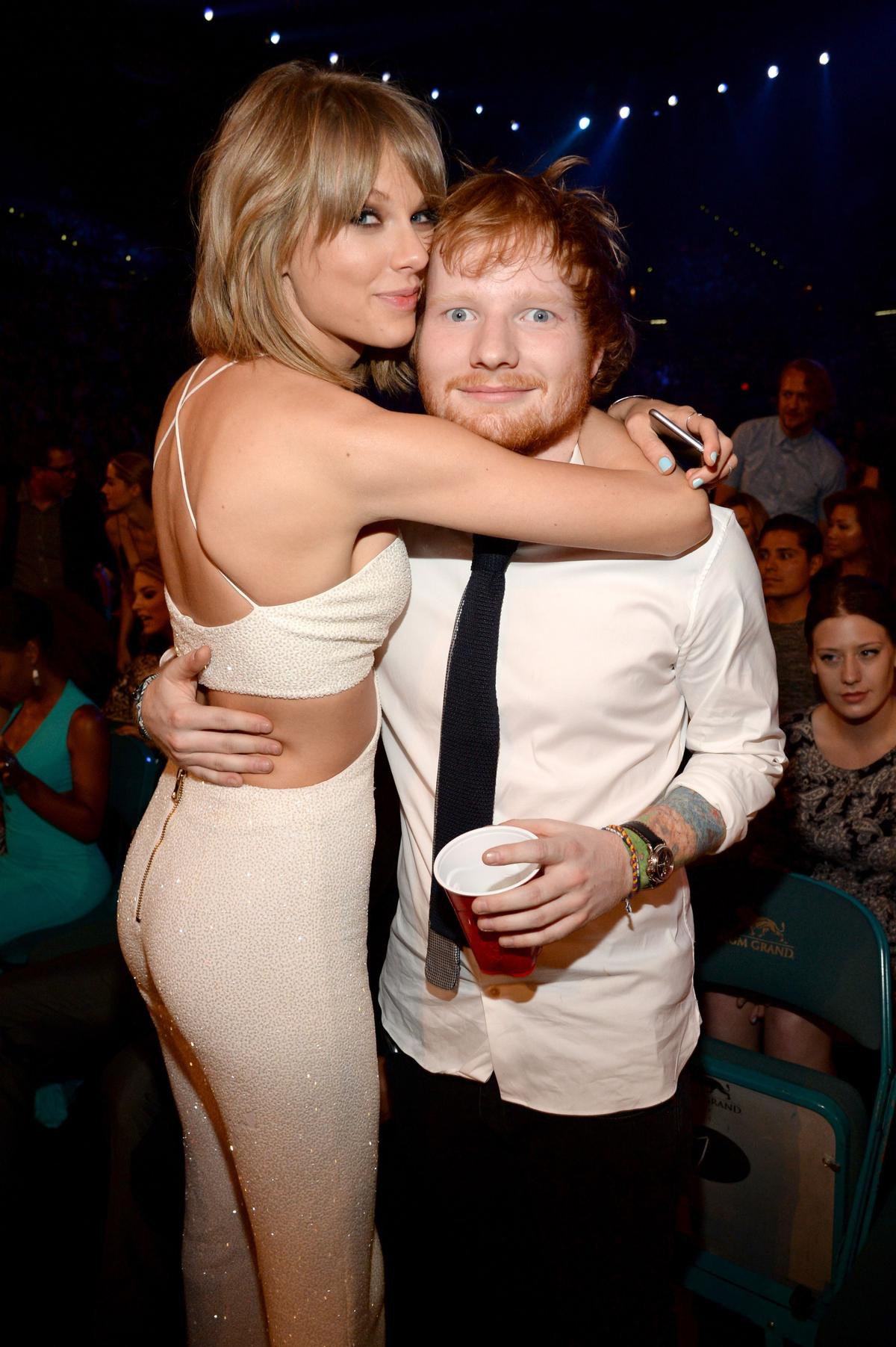 Taylor Swift kết hợp với Ed Sheeran, fan đoán 'chắc là siêu phẩm rồi đây' Ảnh 3