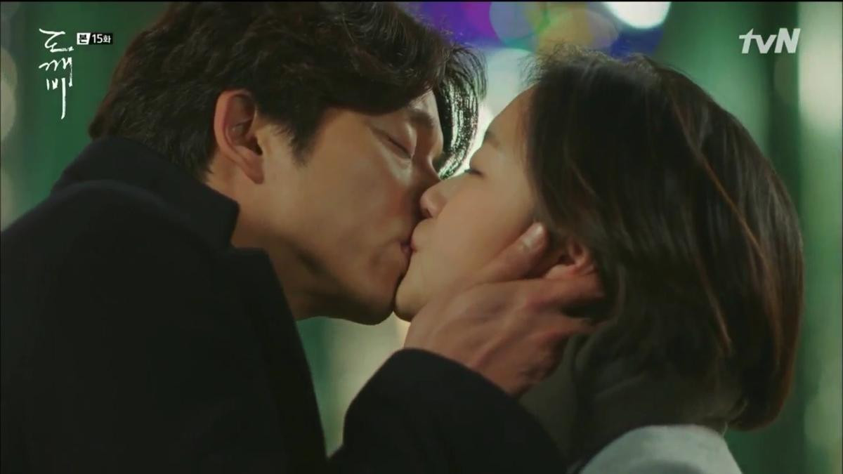 Lộ cảnh hôn cuồng nhiệt 'lăn lê khắp nhà' của Gong Yoo - Kim Go Eun bị cắt trong 'Goblin' Ảnh 5