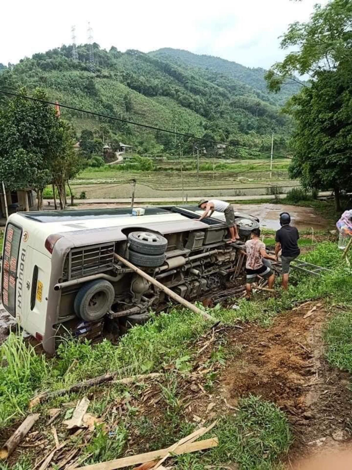 Yên Bái: 6 người thoát chết sau khi xe khách mất lái bị lật xuống ruộng Ảnh 1