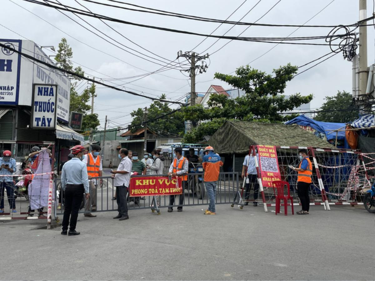 TP HCM: Tạm dừng bán vé số, hàng rong, hàng ăn uống tại một số nơi ở huyện Hóc Môn Ảnh 1