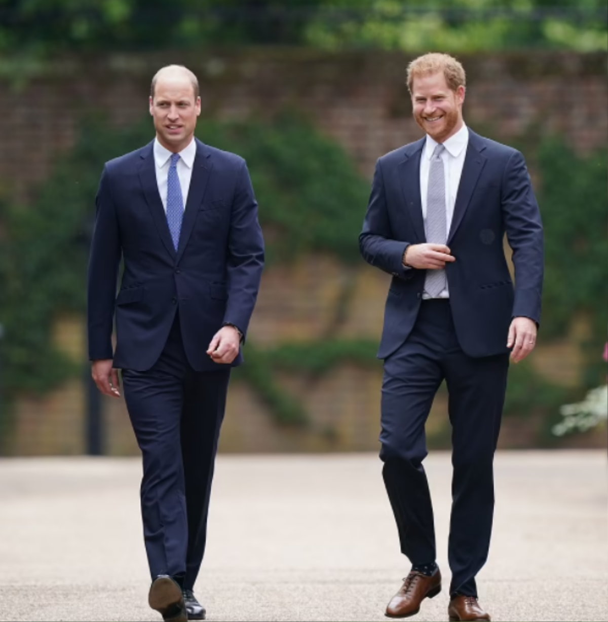 Những khoảnh khắc ấm áp của anh em William - Harry trong lễ khánh thành tượng Diana Ảnh 2