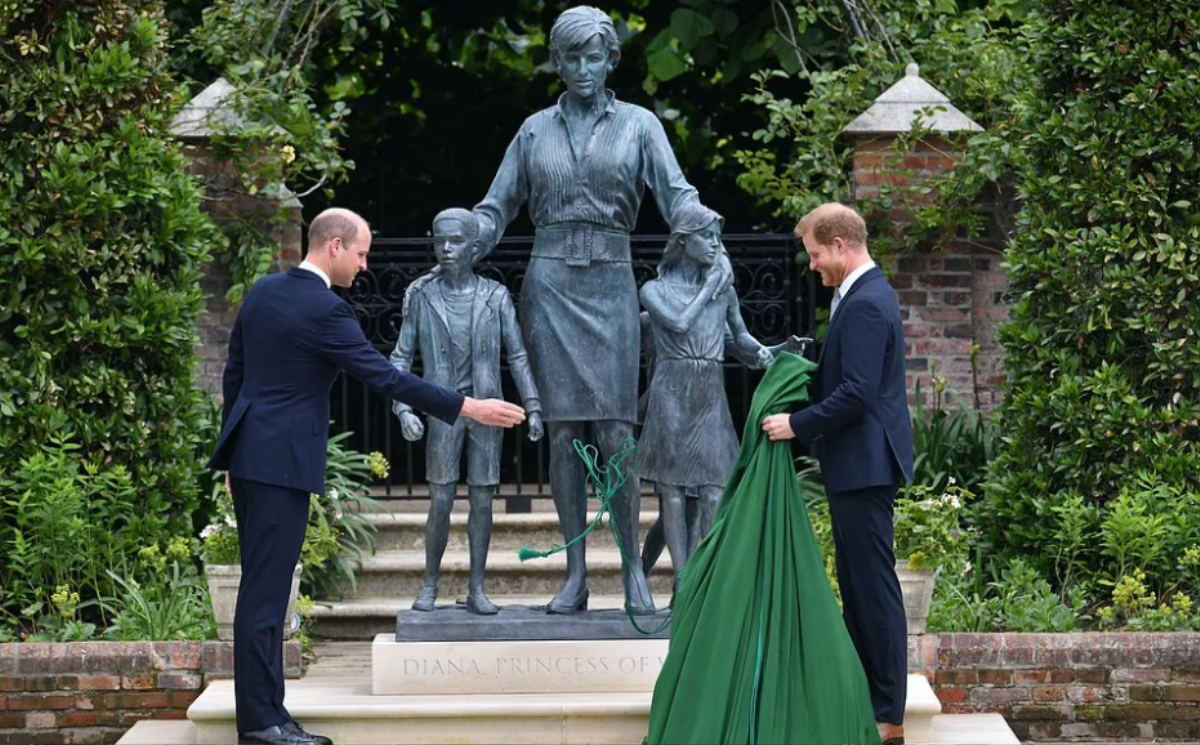 Những khoảnh khắc ấm áp của anh em William - Harry trong lễ khánh thành tượng Diana Ảnh 5