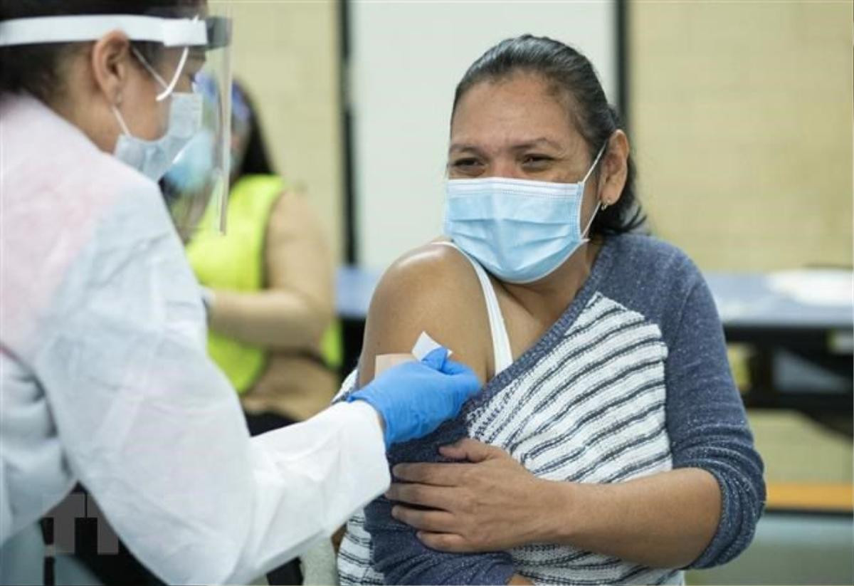 Bi hài chuyện lên đồ đi tiêm vaccine: Nữ bung khuy áo lộ thềm ngực, nam cởi áo 'khoe' body cuồn cuộn Ảnh 4