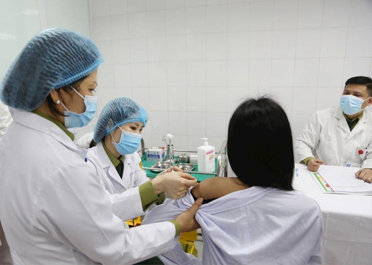 Bi hài chuyện lên đồ đi tiêm vaccine: Nữ bung khuy áo lộ thềm ngực, nam cởi áo 'khoe' body cuồn cuộn Ảnh 7