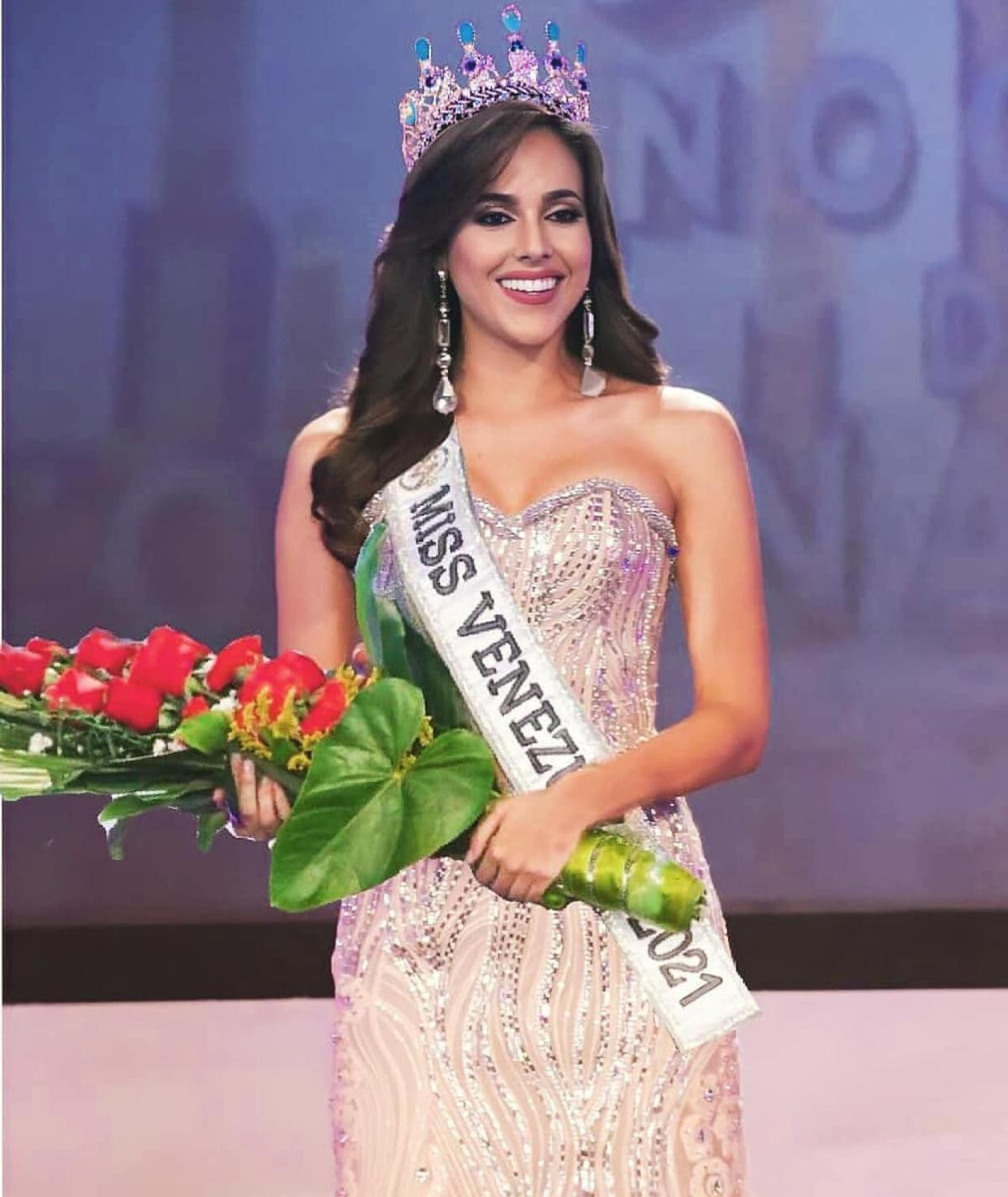 Đại diện Venezuela tại Miss Universe 2021 lộ diện: 'Quái vật 5.000 máu' liên tục áp đảo Kim Duyên? Ảnh 1