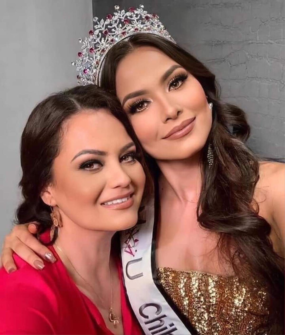 Tân Miss Universe đứng cùng Hoa hậu Mỹ trong một khung hình, fan thảng thốt: Bà chủ và cô hầu gái hay gì? Ảnh 5