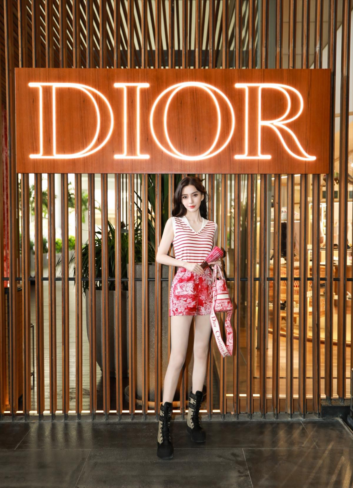 Từng bị chê mặc nhạt nhòa, Angelababy ăn diện đẹp hết nấc khi tham dự show Dior Ảnh 4